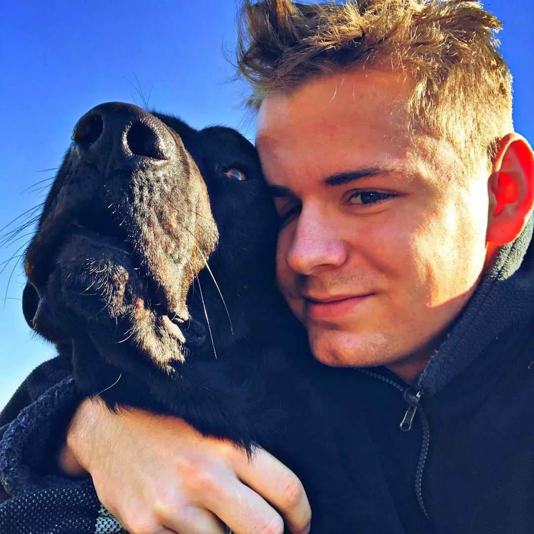 Nostalgiczne zdjęcie młodej gwiazdy disco polo z przyjacielem! Wyglądają jakby znali się od lat!